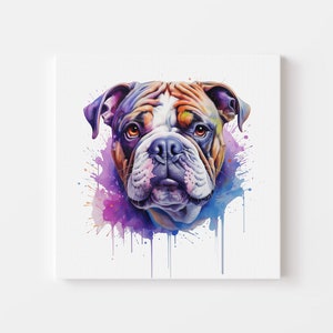 Pode incluir: Uma pintura aquarela colorida de um rosto de bulldog com respingos de tinta roxa, azul e amarela.