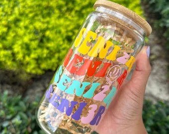 TUMBER GROOVY SÊNIOR | Presente personalizado de formatura | Copo de vidro de café gelado do último ano de graduação com tampa e canudo | Presente de formatura do ensino médio