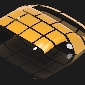 Può includere: Un cofano di un'auto giallo composto da pannelli individuali, ognuno con un bordo nero. Il cofano è aperto e i pannelli sono leggermente sfalsati, rivelando l'interno del cofano.