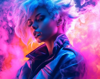 Op de afbeelding: Een vrouw met blauw en wit haar draagt een zwart leren jack. De achtergrond is een levendige mix van roze en blauwe rook.