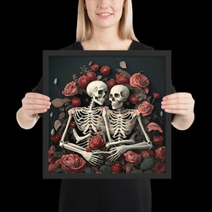 Op de afbeelding: Twee skeletten omarmen elkaar te midden van een levendige weergave van rode rozen. De skeletten zijn afgebeeld met ingewikkelde botdetails en bevinden zich in een liefdevolle omhelzing. De rozen zijn gerangschikt in een weelderige, romantische setting, wat een opvallend contrast creëert tussen leven en dood.