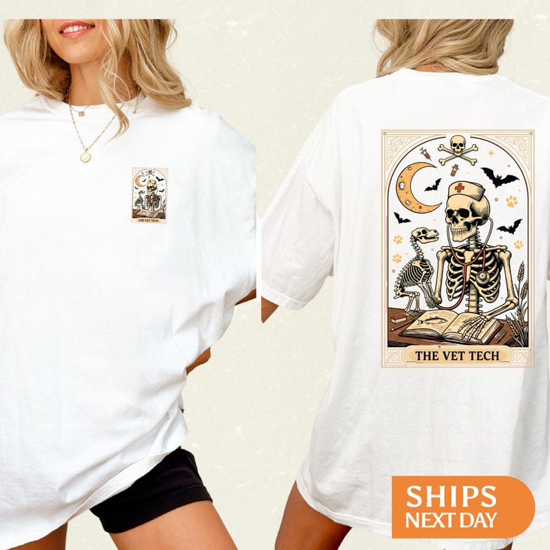 Peut inclure: T-shirt blanc avec un motif de squelette de v&eacute;t&eacute;rinaire, comprenant un st&eacute;thoscope, un croissant de lune, des chauves-souris et un squelette de chien, avec le texte "THE VET TECH". Le motif est &agrave; l'avant et &agrave; l'arri&egrave;re du t-shirt.