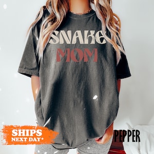 Snake Mom Comfort Colors Tee: Reptile Lover Shirt Bild 1