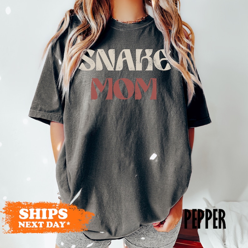Snake Mom Comfort Colors Tee: Reptile Lover Shirt Bild 1