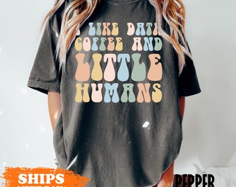 Camiseta de colores cómodos de analista de comportamiento: datos, café y pequeños humanos