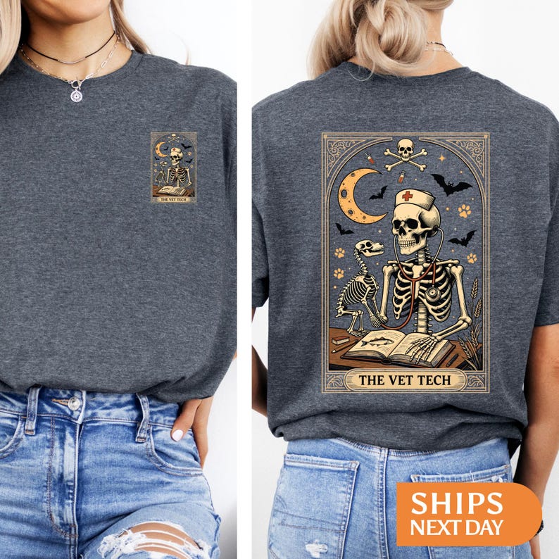 Peut inclure: T-shirt gris fonc&eacute; avec un motif de v&eacute;t&eacute;rinaire squelette. Le devant pr&eacute;sente un petit graphisme, tandis que le dos affiche une illustration plus grande avec un squelette, un st&eacute;thoscope et le texte "THE VET TECH". Le motif comprend un croissant de lune, des chauves-souris et un squelette de chien.