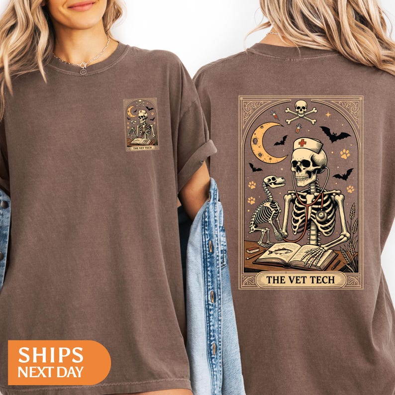 Peut inclure: T-shirt marron avec un motif de squelette v&eacute;t&eacute;rinaire, comprenant un chien squelette, un st&eacute;thoscope et le texte "THE VET TECH". Le motif comprend un croissant de lune, des chauves-souris et des empreintes de pattes.