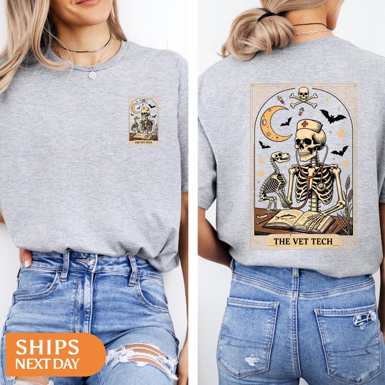 Peut inclure: T-shirt gris chin&eacute; avec un motif sur le devant et le dos. Le motif avant repr&eacute;sente un squelette dans un cadre m&eacute;dical. Le motif arri&egrave;re est un squelette portant un chapeau d'infirmi&egrave;re avec le texte "THE VET TECH".