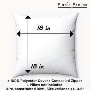 K&ouml;nnte beinhalten: Wei&szlig;er Kissenbezug mit verdecktem Rei&szlig;verschluss. Der Bezug misst 45,7 cm x 45,7 cm.  100 % Polyester. Kissen nicht im Lieferumfang enthalten. Vorgefertigtes Produkt. Gr&ouml;&szlig;enabweichung +/- 1,3 cm