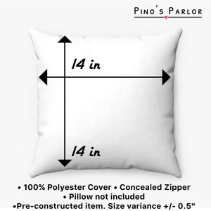 K&ouml;nnte beinhalten: Wei&szlig;er quadratischer Kissenbezug mit verdecktem Rei&szlig;verschluss. Der Bezug misst 35,56 cm x 35,56 cm. Der Text "PINO'S PARLOR" ist oben im Bild gedruckt. Der Text "100% Polyester Cover. Concealed Zipper. Pillow not included. Pre-constructed item. Size variance +/- 0.5" ist unten im Bild gedruckt.