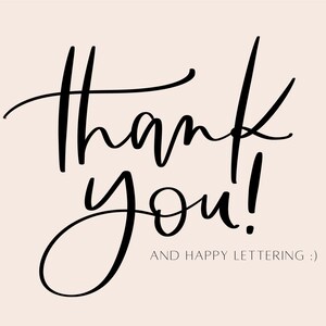 K&ouml;nnte beinhalten: Schwarz-wei&szlig;e handgeschriebene Kalligraphie, die "Danke!" sagt, mit dem Text "And Happy Lettering :)" darunter.