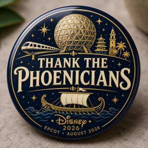 Puede incluir: Un pin circular azul marino con ilustraciones doradas de la esfera geodésica de Epcot, un monorraíl y un barco fenicio sobre olas. El texto dice THANK THE PHOENICIANS, Disney, EPCOT y AUGUST 2026 en una fuente decorativa dorada.