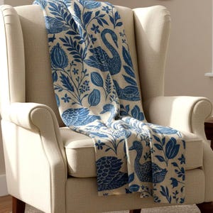 Manta decorativa botánica índigo, azul y blanco, con flores, de terciopelo velveteen, estilo grandmillennial y de inspiración estate, Sofa