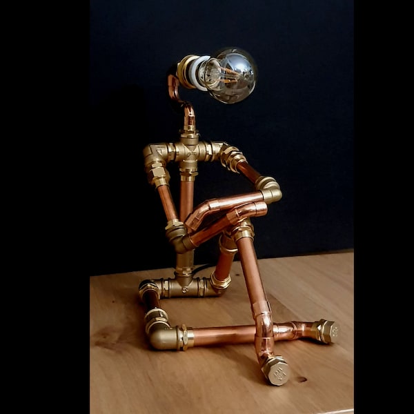 lampe, lampe de table, lampe de bureau, lampe industrielle, lampe steampunk, lampe tuyaux en cuivre, lampe de bureau PipeMan, lampe robot, lampe Edison, cadeaux pour homme