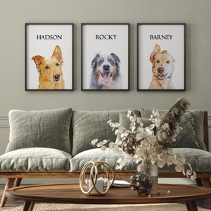 Op de afbeelding: Drie ingelijste prints van hondenportretten. De prints zijn in zwarte lijsten en hebben een witte achtergrond. De honden zijn een golden retriever, een blue merle Australian Shepherd en een bruine en witte hond. De prints zijn gelabeld met "Hadson", "Rocky" en "Barney".