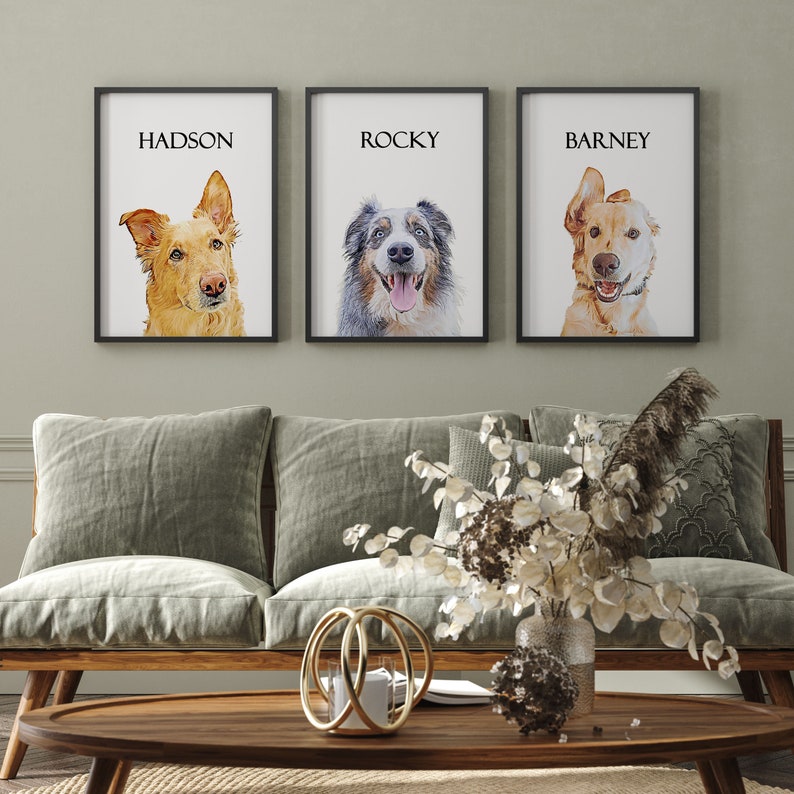 Op de afbeelding: Drie ingelijste prints van hondenportretten. De prints zijn in zwarte lijsten en hebben een witte achtergrond. De honden zijn een golden retriever, een blue merle Australian Shepherd en een bruine en witte hond. De prints zijn gelabeld met "Hadson", "Rocky" en "Barney".