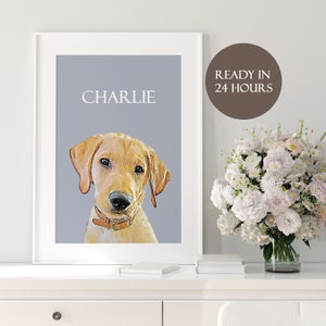 Op de afbeelding: Een ingelijst afdruk van een hond genaamd Charlie. De hond is een lichtbruine Labrador Retriever met een bruin leren halsband. De achtergrond is lichtgrijs.