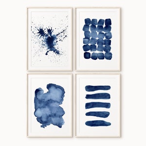 Puede incluir: Conjunto de cuatro impresiones abstractas de acuarela en tonos azules. Las impresiones presentan diferentes formas y patrones, incluyendo salpicaduras, cuadrados y rayas.