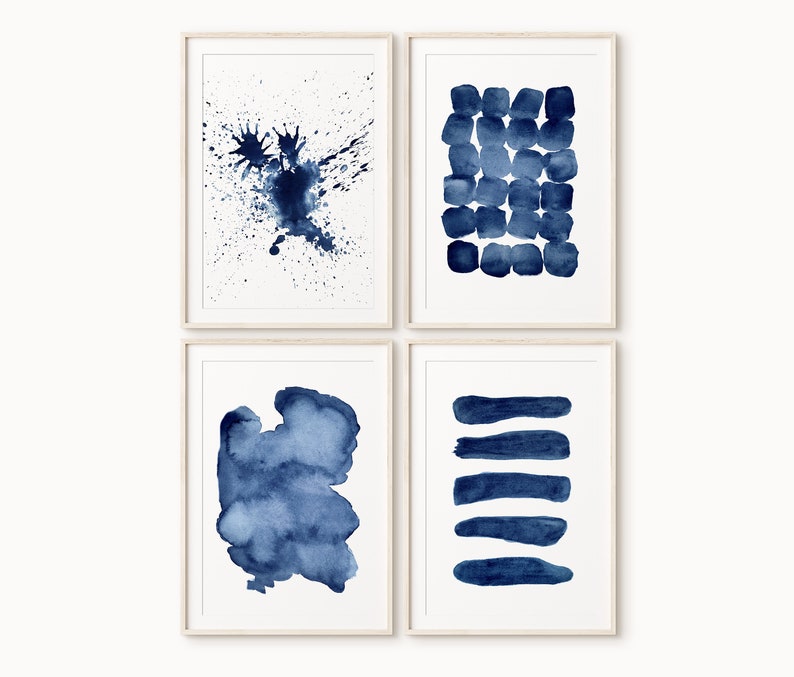Puede incluir: Conjunto de cuatro impresiones abstractas de acuarela en tonos azules. Las impresiones presentan diferentes formas y patrones, incluyendo salpicaduras, cuadrados y rayas.
