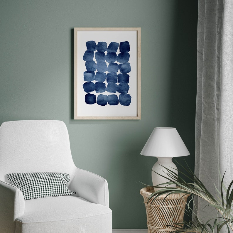 Puede incluir: Una pintura abstracta de acuarela enmarcada con un esquema de color azul y blanco. La pintura presenta una serie de c&iacute;rculos superpuestos en tonos de azul, creando un efecto texturizado y org&aacute;nico.