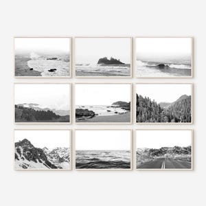 Puede incluir: Un conjunto de nueve fotografías en blanco y negro de paisajes que muestran diversas escenas costeras y montañosas. Las imágenes incluyen una costa rocosa con olas rompiendo, una cordillera boscosa, un camino sinuoso a través de un paisaje montañoso y una vista del océano desde la cima de una montaña.