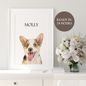 Op de afbeelding: Een witte ingelijste print met de naam "MOLLY" bovenaan en een aquarel van een corgi-hond met bruin, wit en zwart haar. De hond kijkt met zijn tong naar buiten naar de camera.