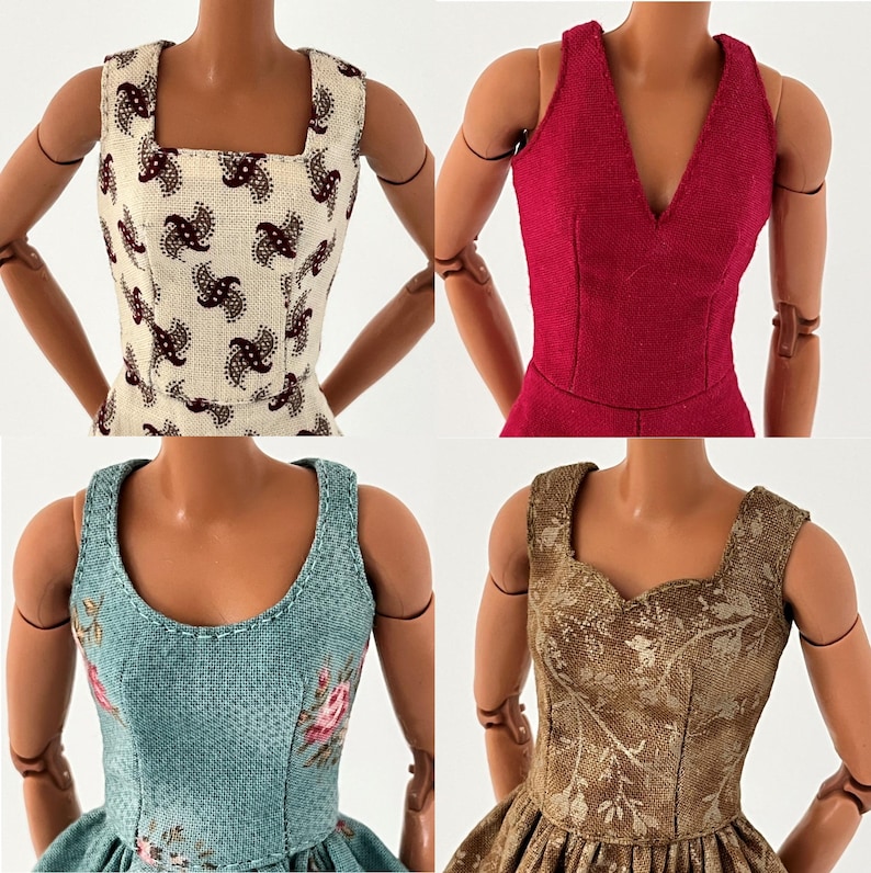 Może przedstawiać: Cztery sukienki dla lalek w r&oacute;żnych stylach i kolorach. Jedna jest kremowa z ciemnym wzorem paisley, druga to głęboka czerwona sukienka halter, trzecia jest jasnoniebieska z kwiatowym nadrukiem, a ostatnia jest brązowa z kwiatowym wzorem.