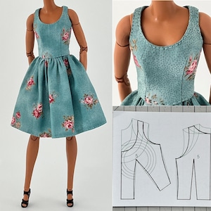 Może przedstawiać: Turkusowa sukienka dla lalki z kwiatowym wzorem r&oacute;żowych r&oacute;ż. Sukienka ma okrągły dekolt i rozkloszowaną sp&oacute;dnicę. Lalka ma na sobie czarne sandały. W tle widoczny jest wz&oacute;r sukienki.