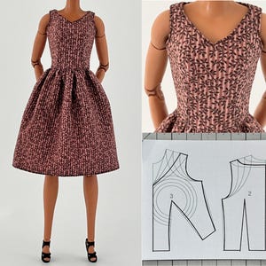 Może przedstawiać: R&oacute;żowa i brązowa sukienka we wzory z dekoltem w kształcie litery V i rozkloszowaną sp&oacute;dnicą. Sukienka jest bez rękaw&oacute;w i ma dopasowany gorset. Sukienka jest prezentowana na lalce z czarnymi butami na wysokim obcasie. W tle widoczny jest wz&oacute;r.