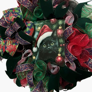 Schwarze Katze Weihnachtskranz - Festlicher Feiertags-Tür-Dekor mit Weihnachtsmütze-Katzen-Design, roten und grünen Bändern und Ornamenten