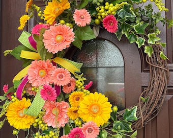 Corona de gerberas primavera-verano, corona floral brillante para la puerta principal, corona amarillo coral rosa, corona para el día a día, decoración de puerta estilo casa de campo