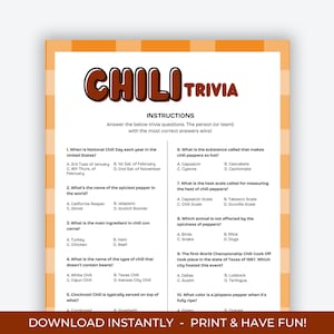 Könnte beinhalten: Ein druckbares Chili-Quiz mit 10 Fragen über Chilischoten, Chili-Rezepte und die Geschichte von Chili. Das Spiel ist auf einem pfirsichfarbenen Hintergrund mit braunem Text und einer braunen Chili-Schote gedruckt.