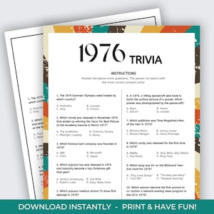 Puede incluir: Una hoja de juego de trivia con un esquema de color retro, con el título "1976 Trivia". La hoja incluye preguntas de trivia sobre el año 1976, como películas, tecnología y cultura pop. La parte inferior de la hoja dice "¡Descarga al instante - Imprime y diviértete!"