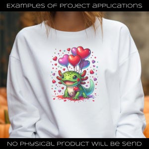 Puede incluir: Sudadera blanca con un ajolote de dibujos animados sosteniendo globos en forma de coraz&oacute;n. El ajolote es verde con branquias rojas y un coraz&oacute;n en el pecho. El dise&ntilde;o incluye confeti de coraz&oacute;n y el texto "EXAMPLES OF PROJECT APPLICATIONS" en la parte superior y "NO PHYSICAL PRODUCT WILL BE SEND" en la parte inferior.