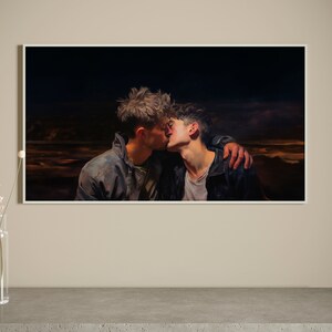 Puede incluir: Una pintura de dos hombres besándose en un entorno oscuro. Los hombres llevan chaquetas y se miran. El fondo es un paisaje oscuro con un toque de luz en la distancia.
