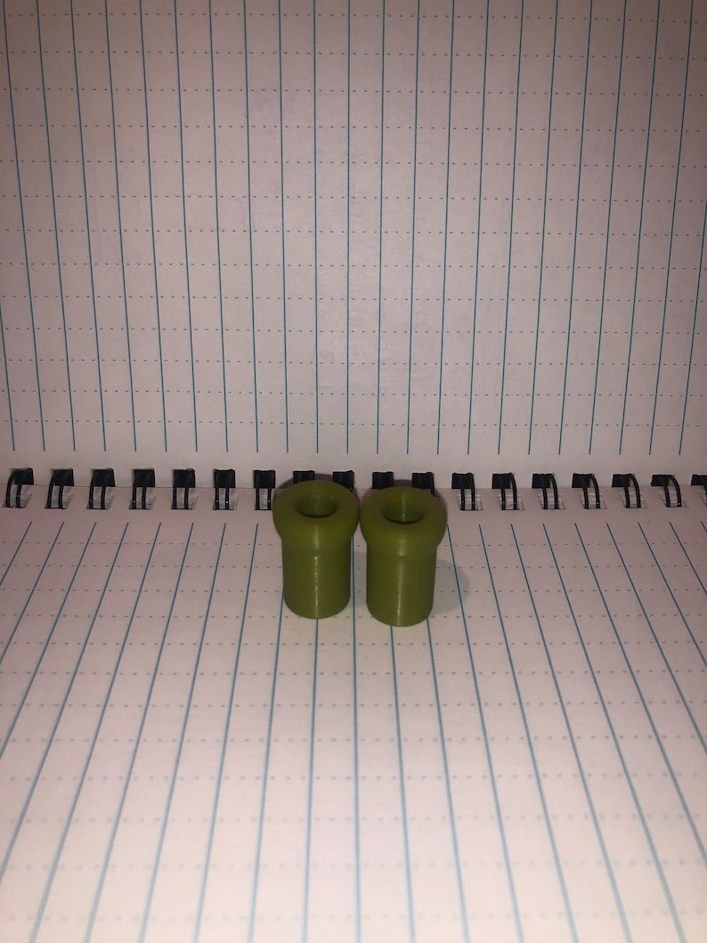 Peut inclure: Deux bouchons de bouteille en plastique vert olive avec un trou en haut.