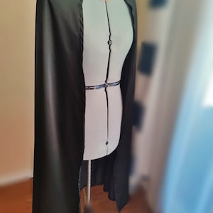 Cape à capuche en satin noir : broche rose, cape de costume médiéval