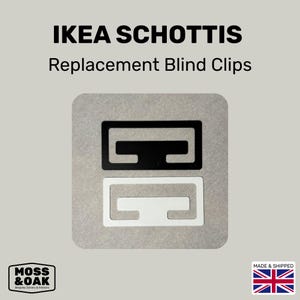 Peut inclure: Deux clips de remplacement pour stores, un noir et un blanc, sur fond gris. Le texte indique "IKEA SCHOTTIS Replacement Blind Clips". Le logo Moss & Oak est en bas à gauche.