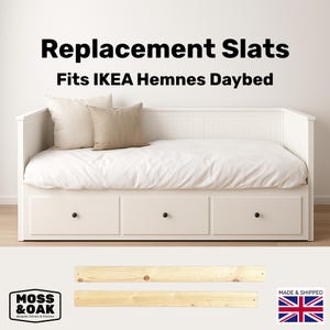 Może przedstawiać: Biała sofa IKEA Hemnes z trzema szufladami, zwieńczona białą kołdrą i dwiema poduszkami. Obraz zawiera listwy zamienne i tekst "Replacement Slats Fits IKEA Hemnes Daybed".