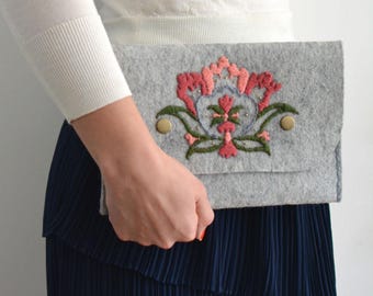 Hand-Embroidered Wool-Felt Clutch – Delicate Floral Embroidery, Beaded Accents, Grey Felt, Everyday Accessory