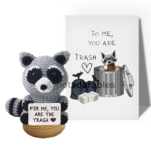 Mapache a crochet sosteniendo una tarjeta l adorable mapache amigurumi l vibraciones positivas l gifs de relaciones l amantes de los animales l tarjeta de felicitación de mapache l regalo