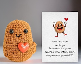 Peut inclure: Un jouet en forme de pomme de terre en crochet tenant un cœur rouge avec une carte qui dit "Voici une petite pomme de terre Juste pour toi Pour te rappeler que tu es INCROYABLE, FORT, INTELLIGENT & BRAVE N'oublie jamais que tu es AIMÉ."