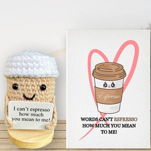 Decoración de taza de café tejida a crochet hecha a mano | Peluche de taza de espresso | Con tarjeta de felicitación | Regalo de cuidado emocional | Idea de regalo de café, taza para llevar tejida a crochet