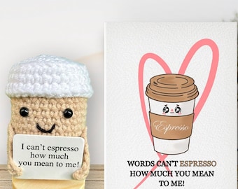 Decoración de taza de café tejida a crochet hecha a mano | Peluche de taza de espresso | Con tarjeta de felicitación | Regalo de cuidado emocional | Idea de regalo de café, taza para llevar tejida a crochet