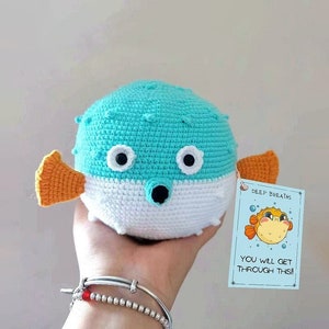 Peluche a forma di pesce palla fatto a mano all'uncinetto - Regalo antistress "Respiri profondi", decorazione per cruscotto auto, biglietto con citazione positiva, amigurumi unico a tema oceano