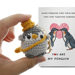 Portachiavi all'uncinetto a forma di pinguino fatto a mano con scelta di biglietti di auguri - regalo stravagante per i propri cari l tu sei il mio pinguino l regalo per lei/lui