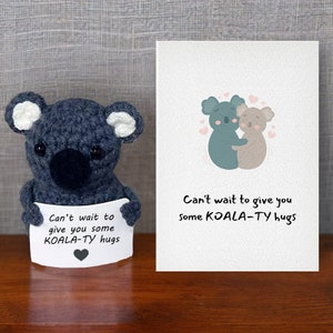 Handgemachte schöne Koala-Haltekarte, gehäkelter Koala mit Grußkarte, gestrickter Koala mit Liebeszitat, Geschenk für sie, Häkeldekor