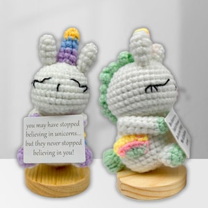Unicorno all'uncinetto fatto a mano - Decorazione da scrivania ispiratrice, regalo di compleanno per gli amanti degli unicorni, decorazione motivazionale per l'ufficio con biglietto con citazione