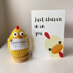 Stalker gehaakte kaart met kip l Just Chicken in on You! l Uniek cadeau voor haar l Kleine gehaakte decoratie l Bureaudecor l Amigurmispeelgoed