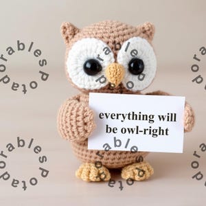 Puede incluir: Un búho de crochet sosteniendo un cartel que dice "todo estará bien".